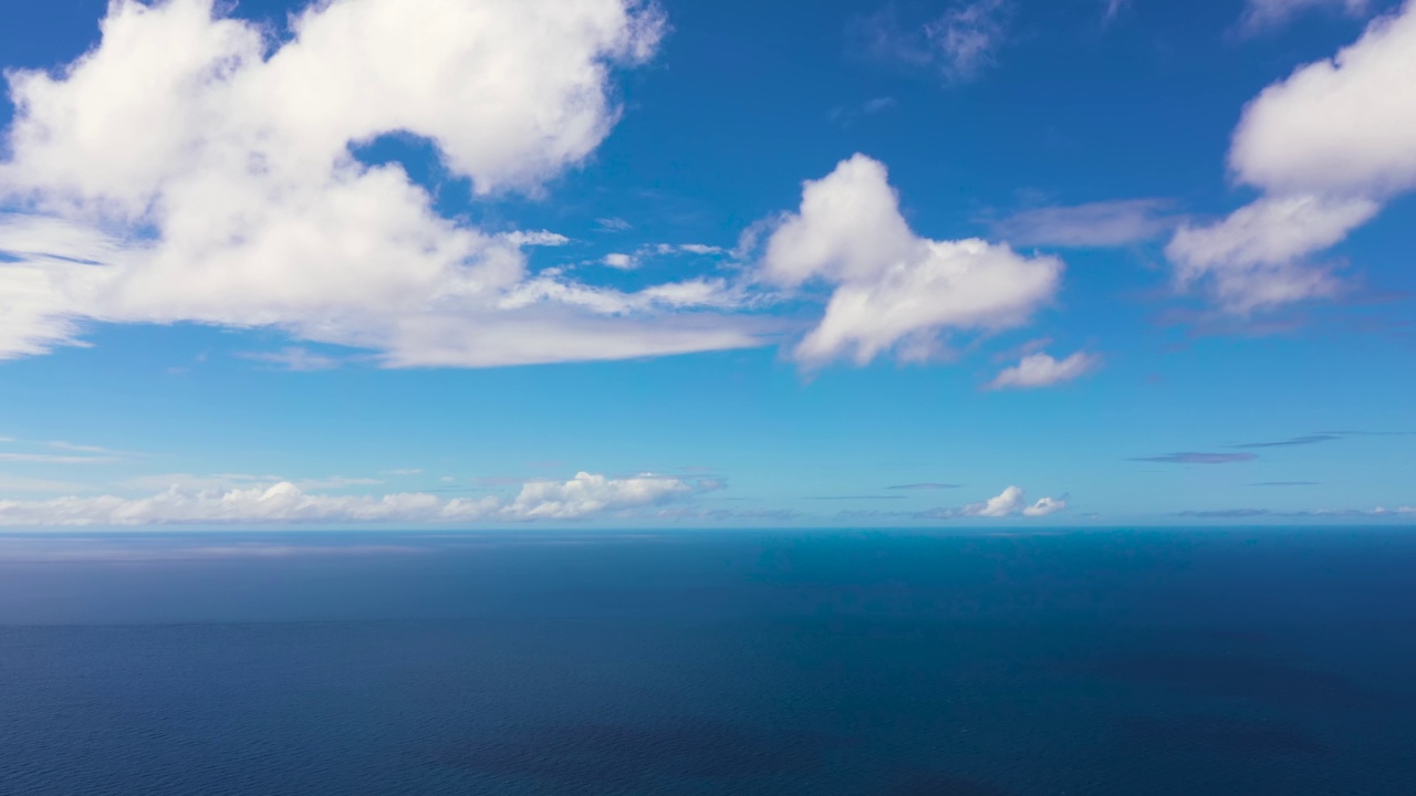 海景,鸟瞰图。蓝色的海和云的天空。视频素材