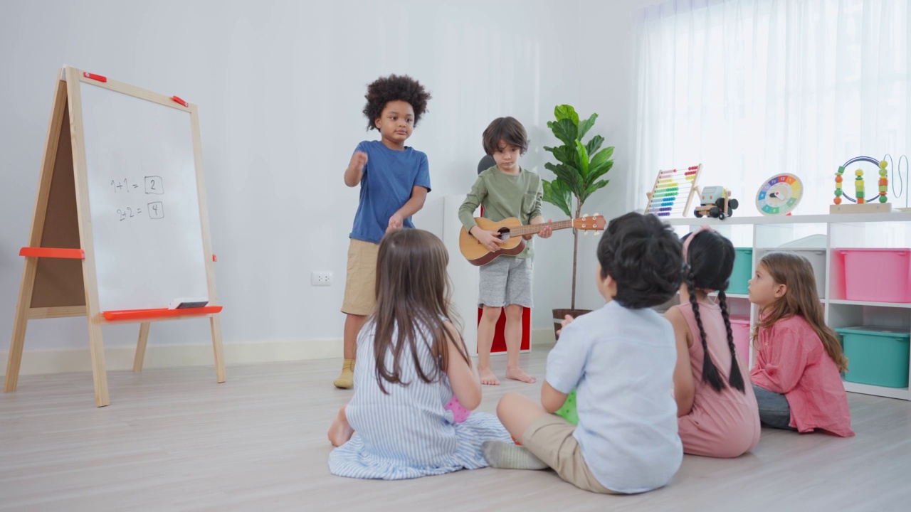 混血儿在学校一起玩耍的一群孩子。学龄前的小男孩和小女孩在幼儿园的教室里玩玩具，享受着快乐和乐趣视频素材