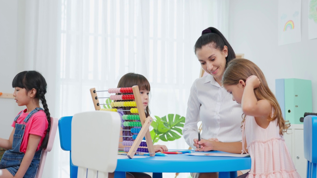 白种人美女老师在学校给孩子上课。幼稚园迷人的女教师大师在课堂上用有趣的活动讲解教育孩子们的学生。视频素材