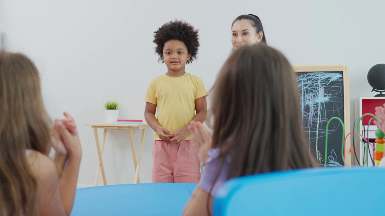 白种人美女老师在学校给孩子上课。幼稚园迷人的女教师大师在课堂上用有趣的活动讲解教育孩子们的学生。视频素材