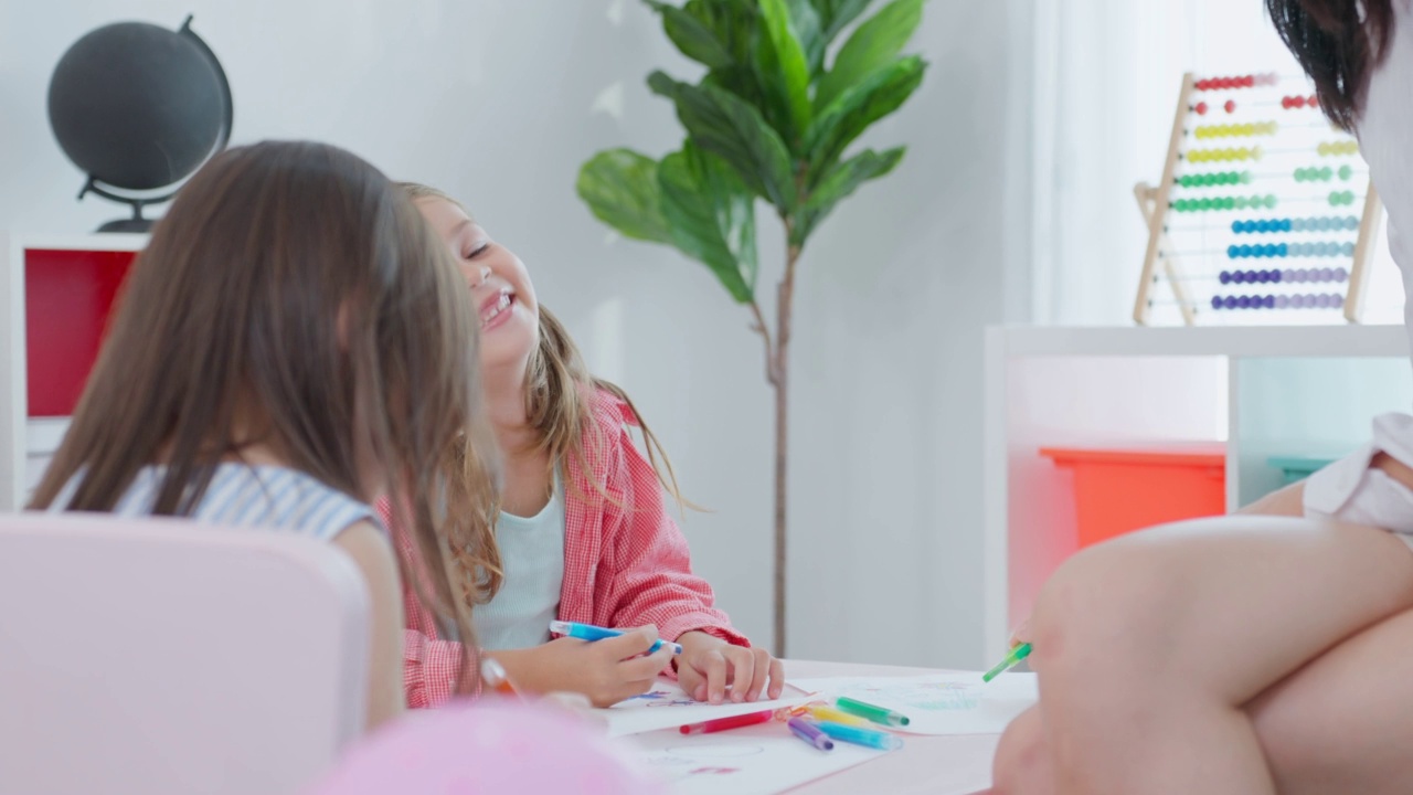 白种人美女老师在学校给孩子上课。幼稚园迷人的女教师大师在课堂上用有趣的活动讲解教育孩子们的学生。视频素材