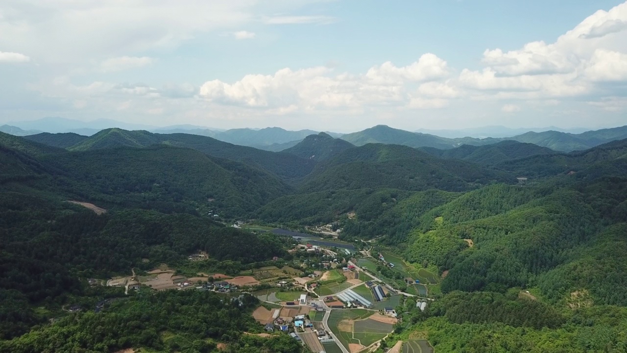 山、村、田、路的自然风光/韩国京畿道杨平郡视频素材