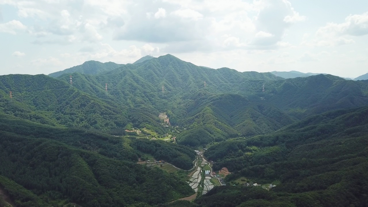 山、村、田、路的自然风光/韩国京畿道杨平郡视频素材