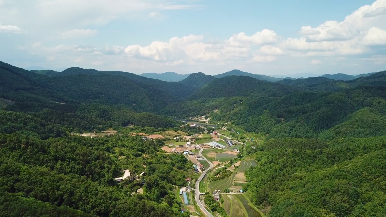 山、村、田、路的自然风光/韩国京畿道杨平郡视频素材