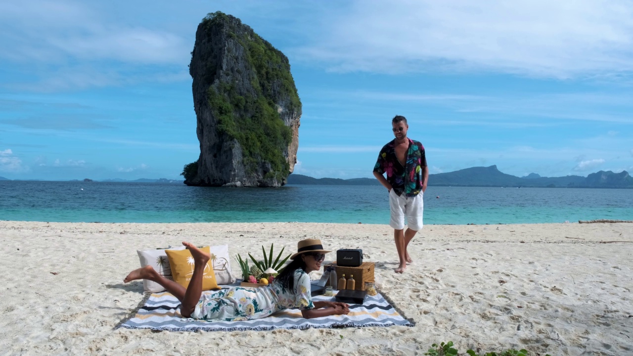 Krabi Thailand，一对亚洲女人和欧洲男人走在Koh Poda的热带海滩上。泰国视频素材