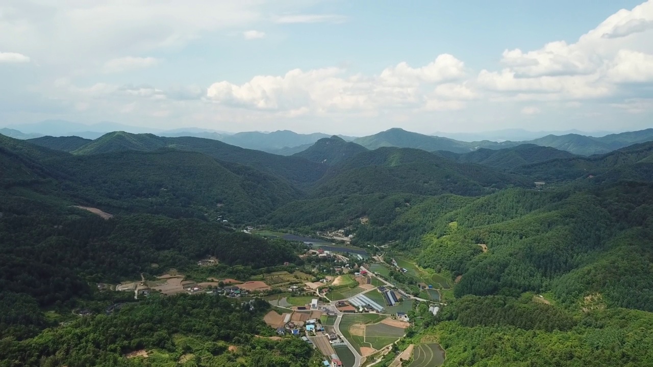 山、村、田、路的自然风光/韩国京畿道杨平郡视频素材