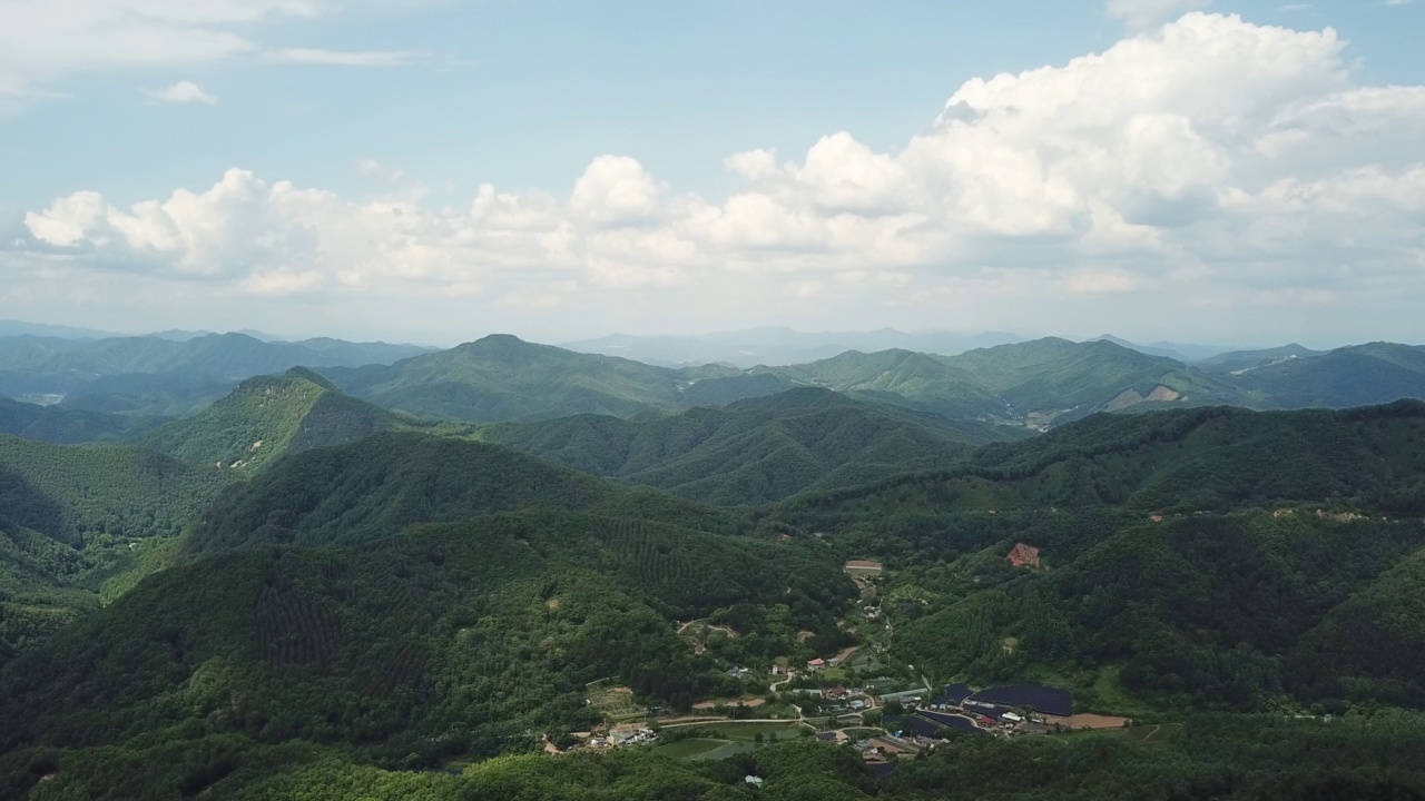 山、村、田、路的自然风光/韩国京畿道杨平郡视频素材