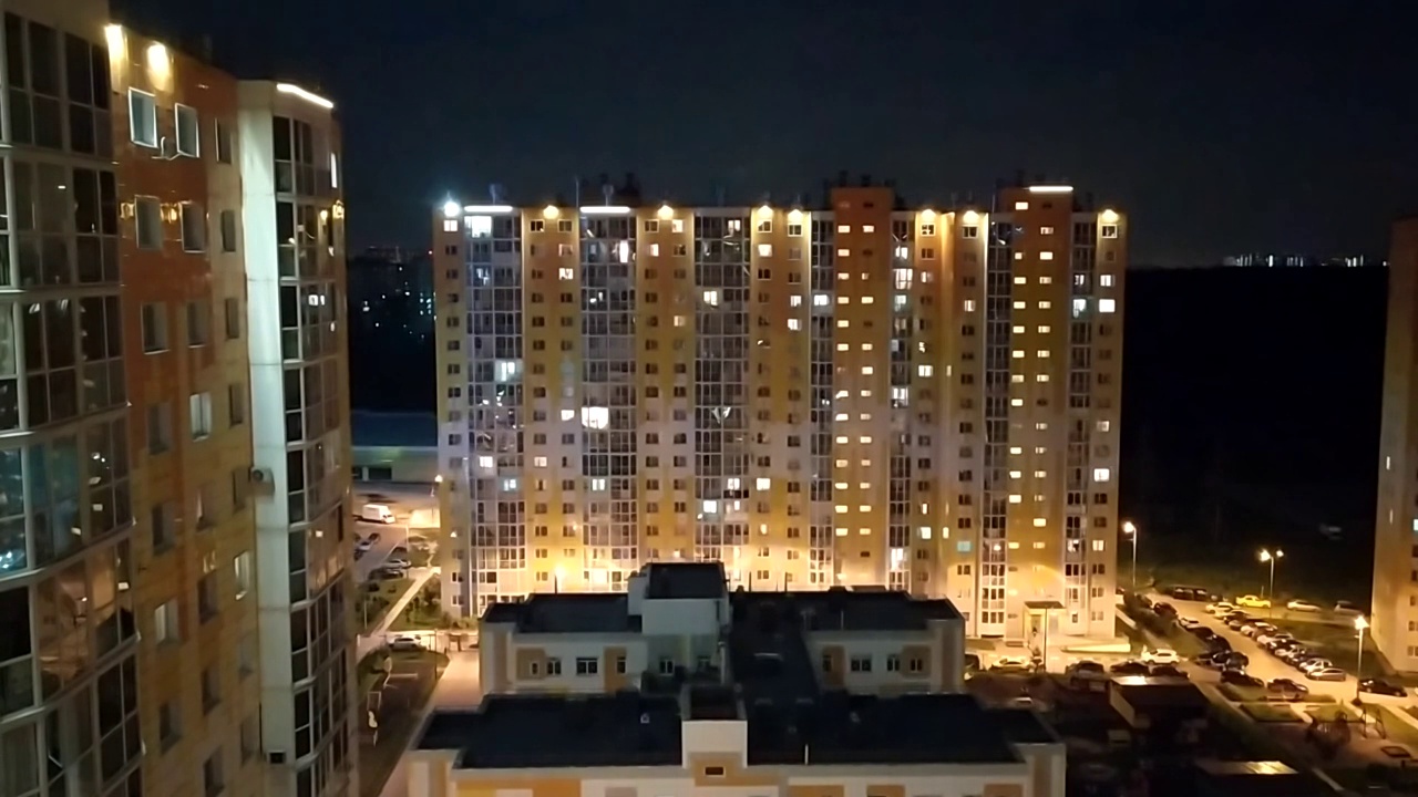 住宅建筑在夜间的延时视频素材