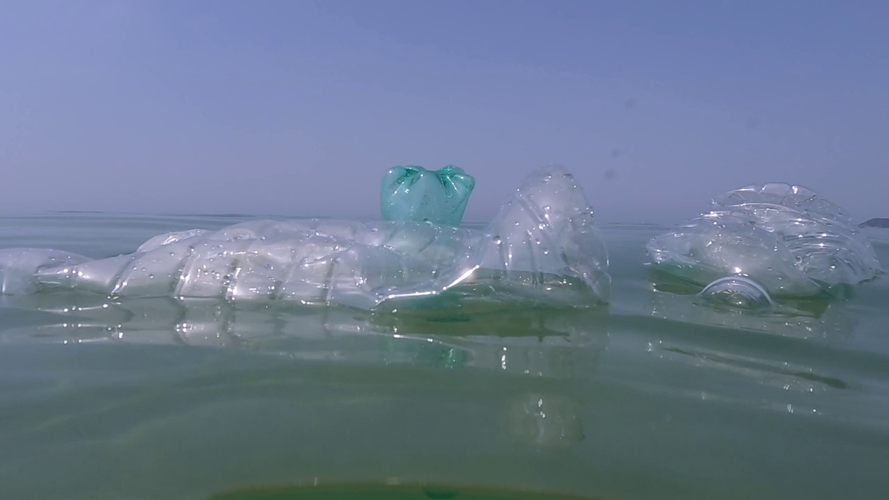 海洋中的塑料污染视频素材