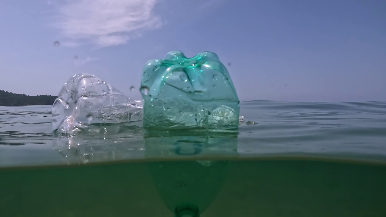 海洋中的塑料污染视频素材