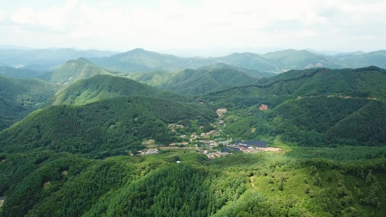 山、村、田、路的自然风光/韩国京畿道杨平郡视频素材