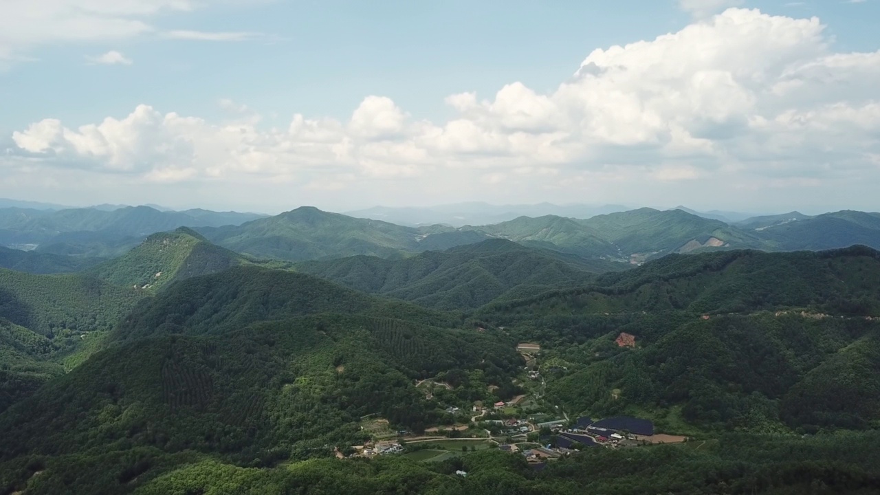 山、村、田、路的自然风光/韩国京畿道杨平郡视频素材