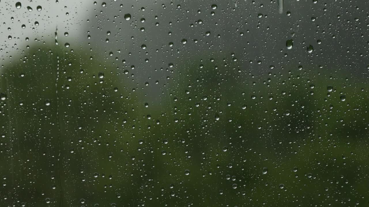 雨点落在窗户玻璃上，特写。视频下载