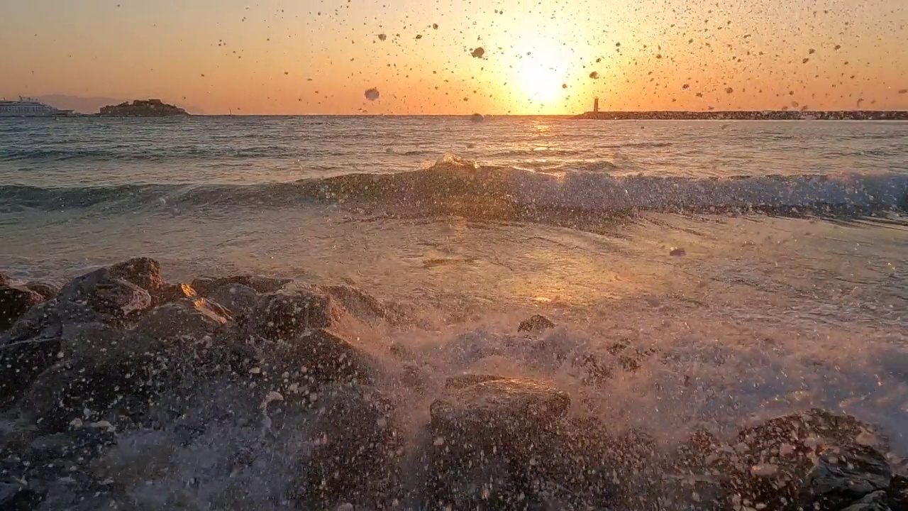 海浪拍打着岩石，溅起浪花视频素材