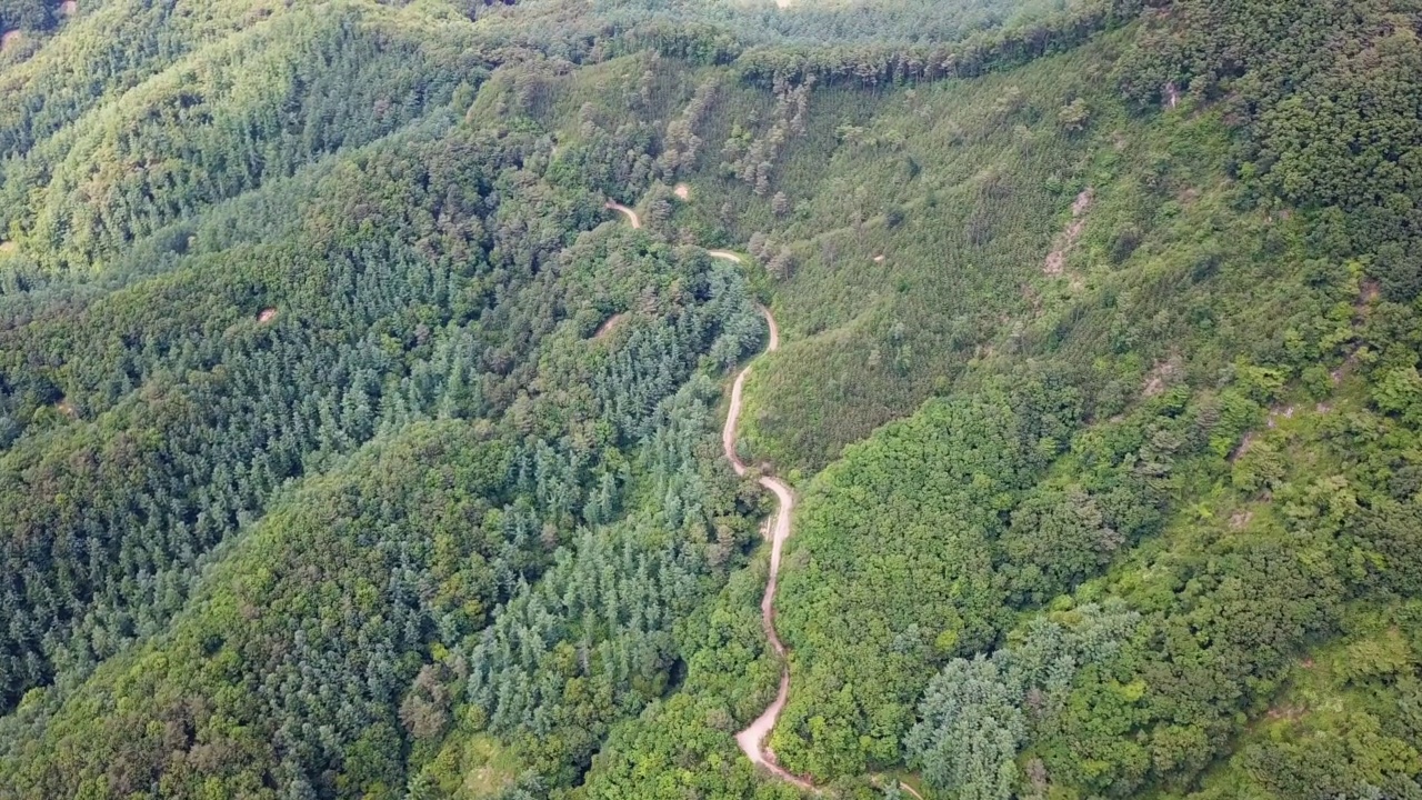 有山、有路、有路、有树的自然风景/京畿道杨平郡视频素材