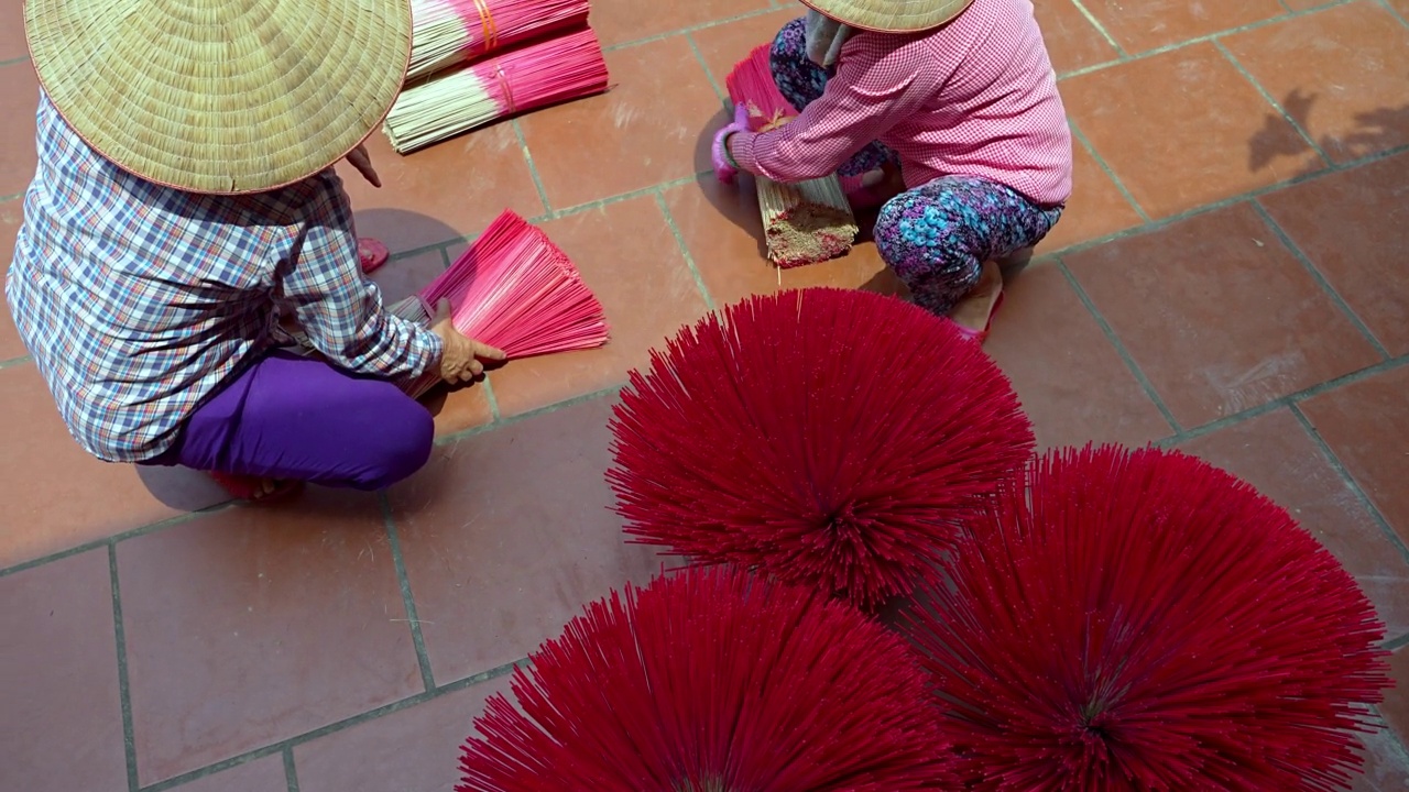 在越南北部的河内省，一名越南妇女在老传统房子的地板上摆香，传统艺术和文化视频素材