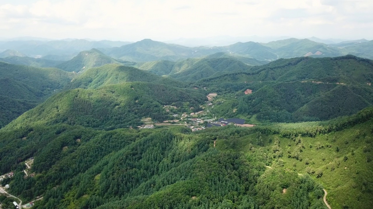 山、村、田、路的自然风光/韩国京畿道杨平郡视频素材