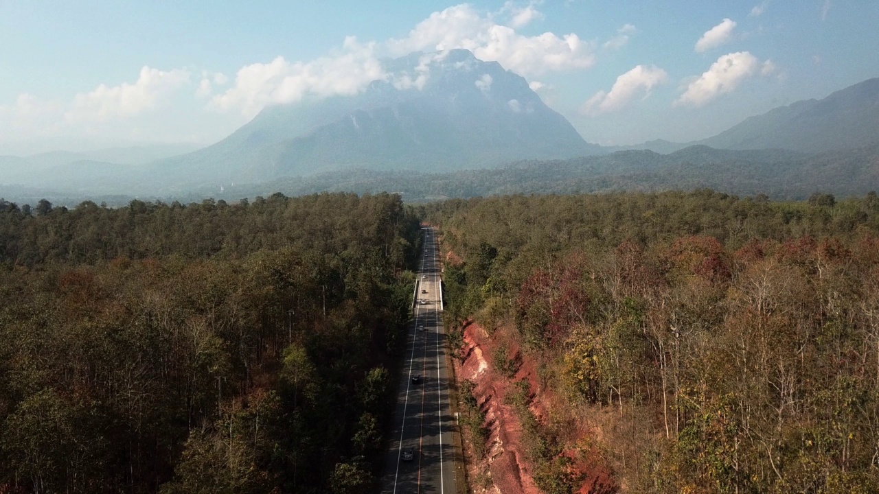 鸟瞰汽车行驶在通往泰国清迈省Doi Luang Chiang Dao山的漫长道路上。视频素材