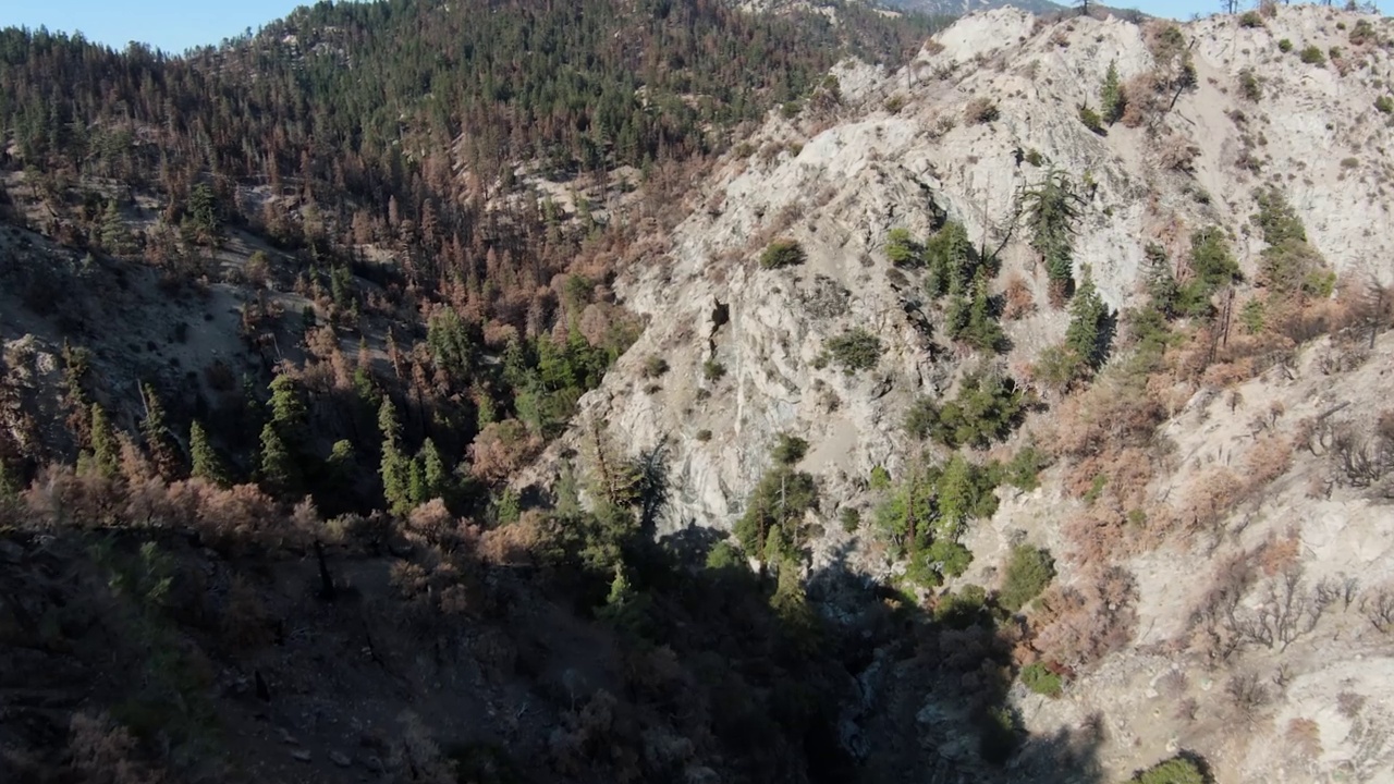 这是圣加布里埃尔山脉崎岖不平的地形的航拍照片视频素材