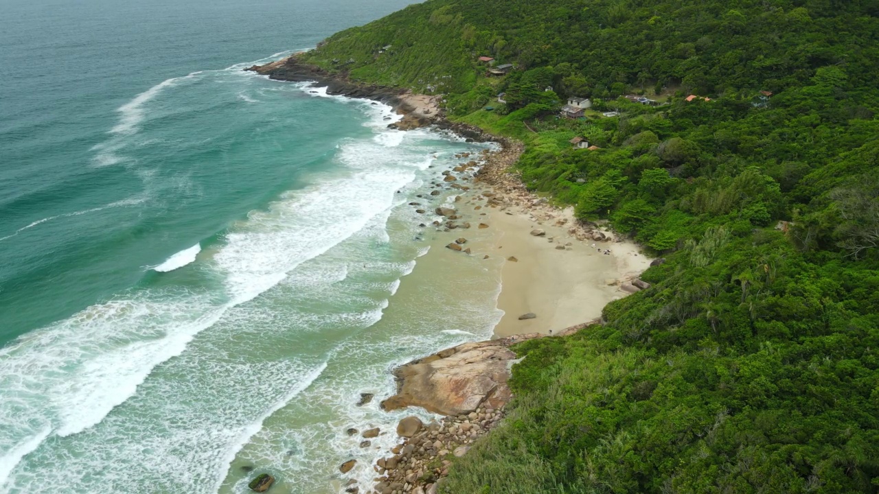 风景优美的海岸线，海滩，岩石和海浪冲浪在巴西。鸟瞰图视频素材