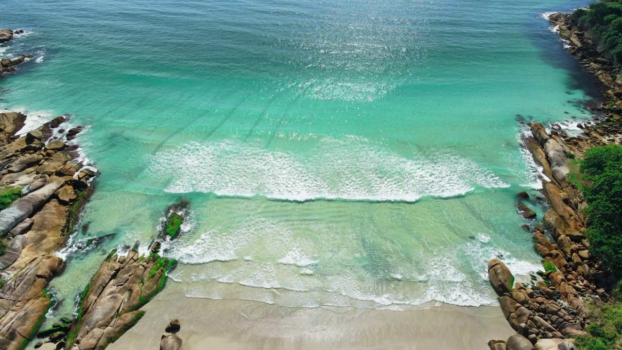 海岸线上有沙滩和碧绿透明的海浪。鸟瞰图视频素材