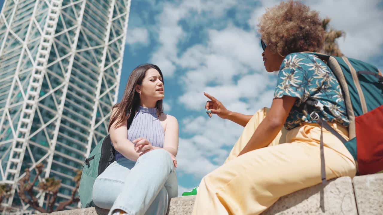 阳光明媚的女人和她的非洲女友聊天，做手势视频素材