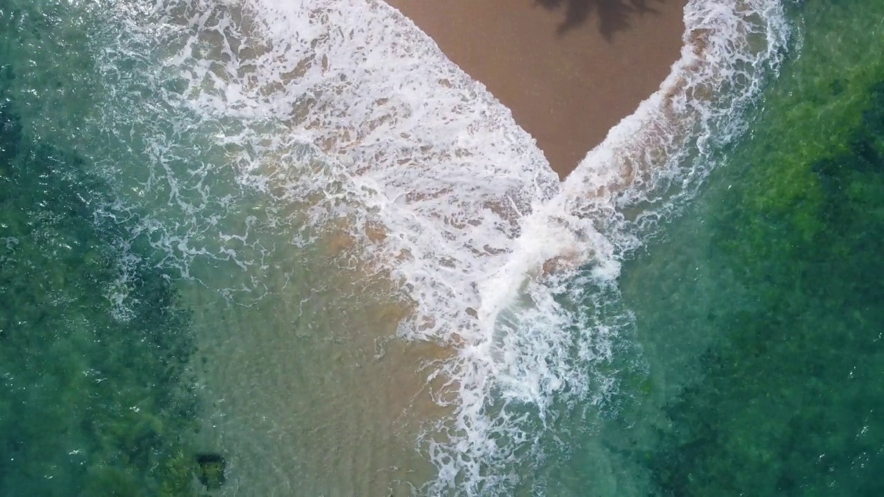 自然和旅行概念视频海滩海上鸟瞰自上而下拍摄无人机相机高质量。2022年，岛上的热带海滩。地点:泰国普吉岛视频素材