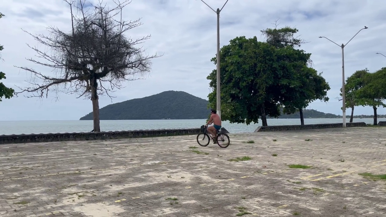 在海边骑自行车视频下载