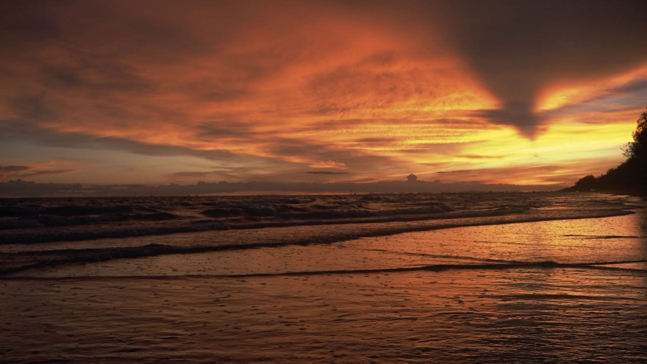 海滩上的夕阳天空。视频素材