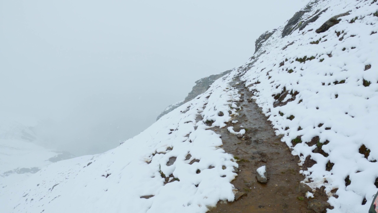 印度喜马偕尔邦马纳利前往布里古湖途中，积雪覆盖的山道4K镜头。在马纳利的冬季徒步和冒险活动。视频素材