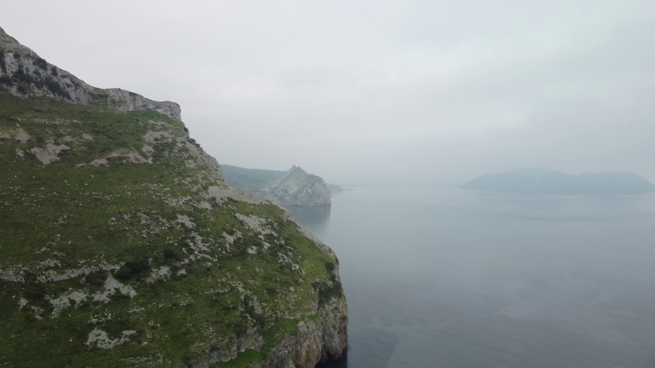 在一个阳光明媚的夏日，海岸上有海滩和海浪视频素材