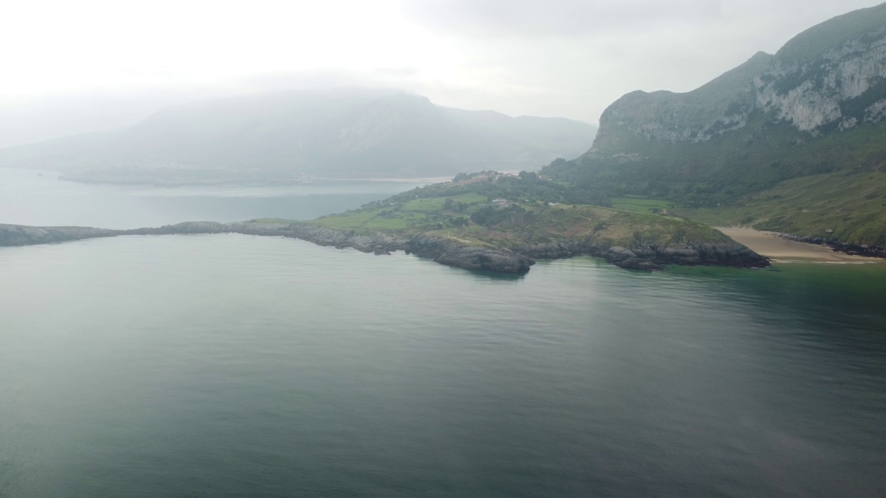 在一个阳光明媚的夏日，海岸上有海滩和海浪视频素材