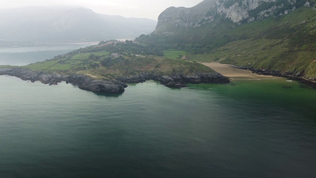 在一个阳光明媚的夏日，海岸上有海滩和海浪视频素材