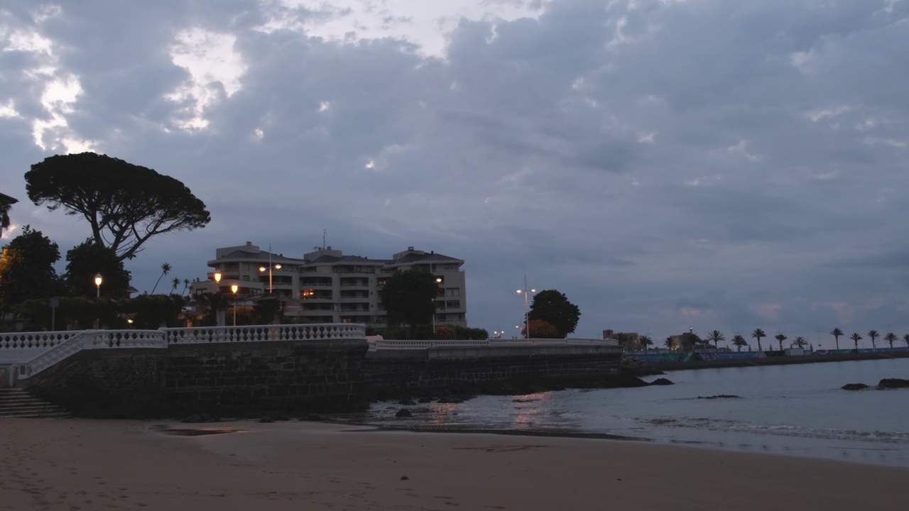 海滨的夜城视频素材