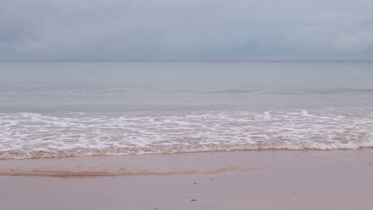 日落时海滩上的海浪视频素材