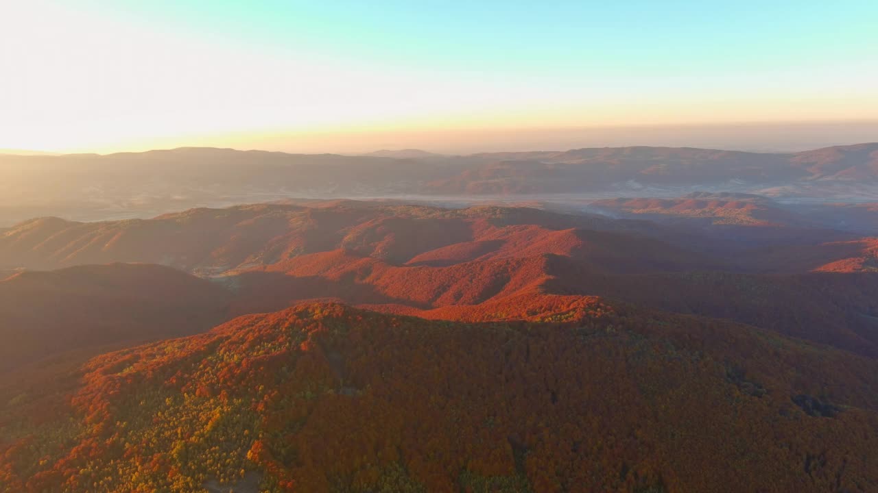 风景与阳光照耀美丽的日出在山区视频素材