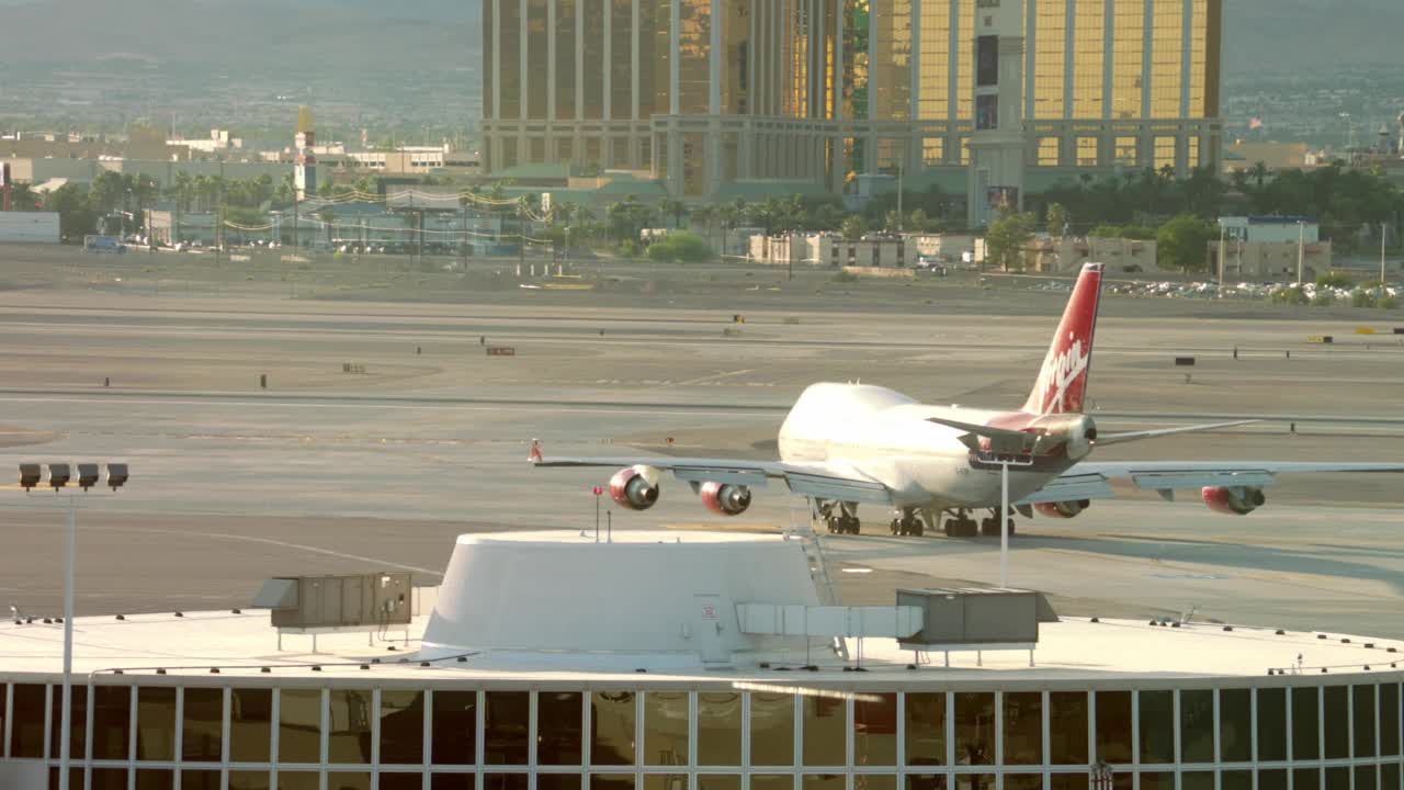 美国联合航空公司空客A320在内华达州拉斯维加斯起飞视频素材