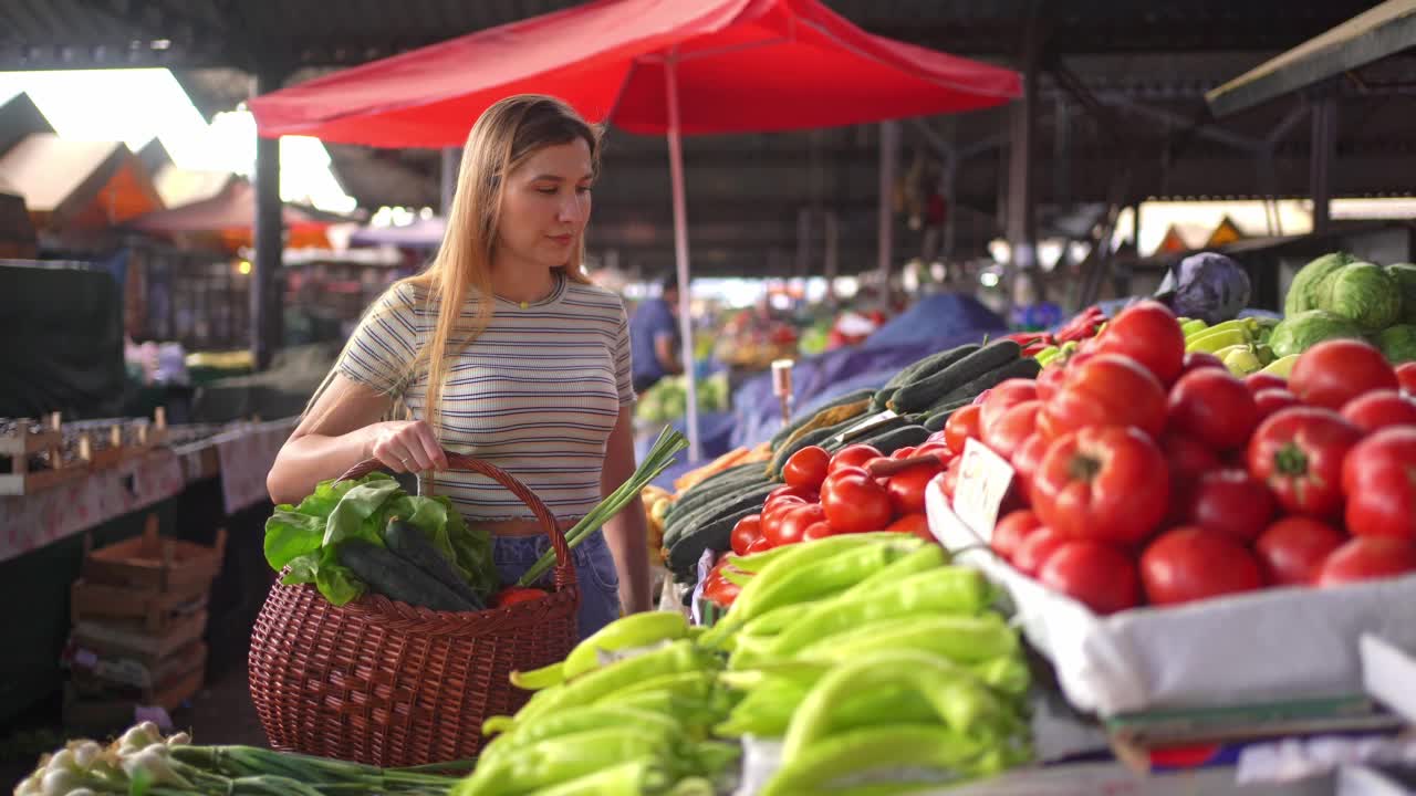 在市场买新鲜食物的女人视频素材