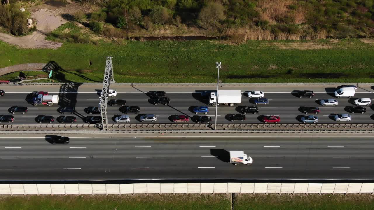 日落时分，汽车在高速公路上朝不同的方向行驶视频素材