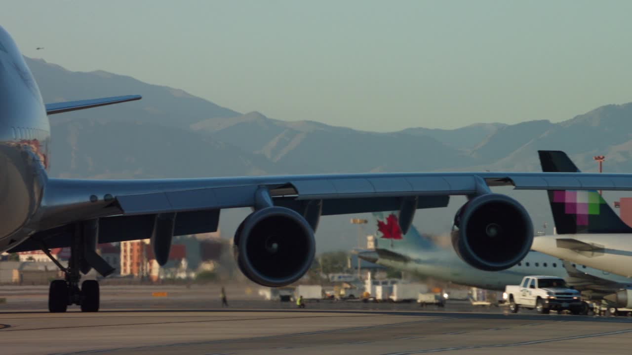 CU PAN维珍大西洋航空公司波音747正在内华达州拉斯维加斯滑行视频素材