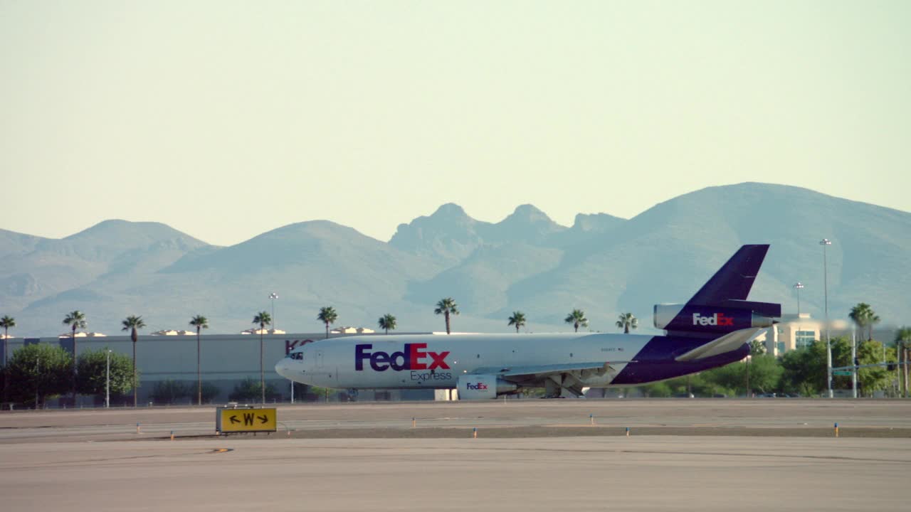 FedEx McDonnell Douglas DC-10正在内华达州LAS / LAS Vegas滑行视频素材