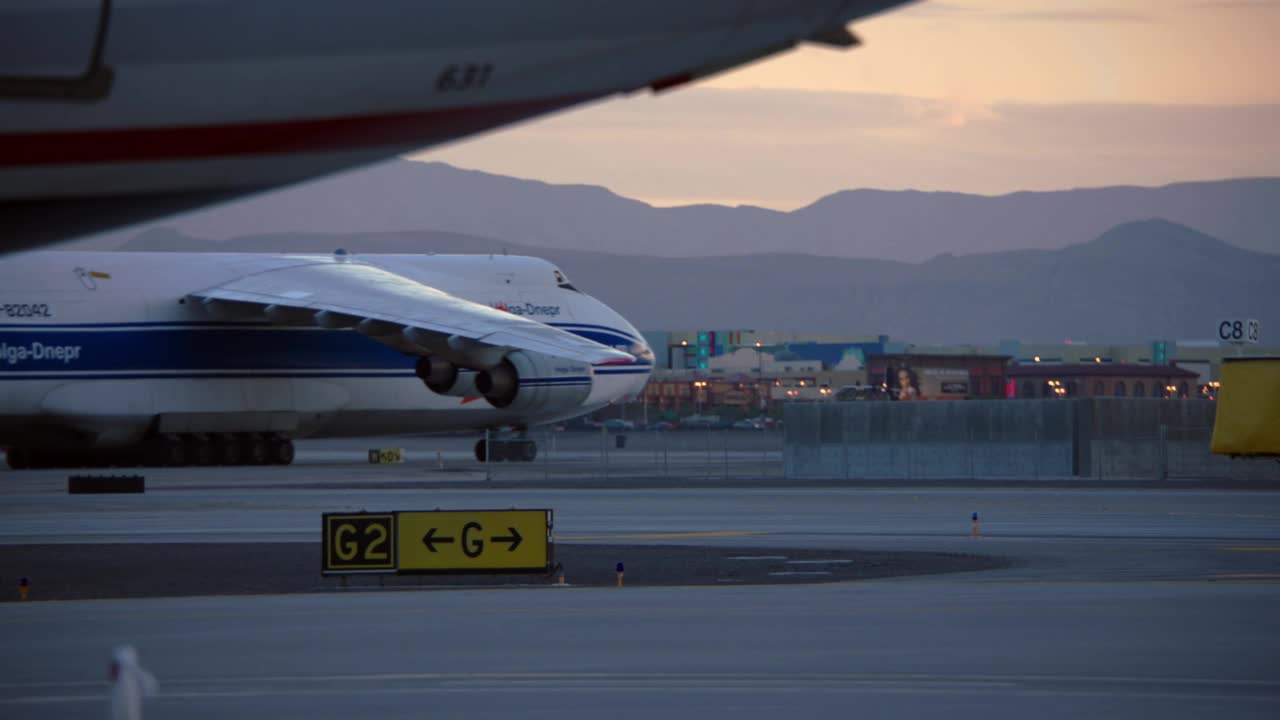 MS PAN TS volga - dinpr Antonov An-124在LAS / LAS Vegas, Nevada滑行视频素材