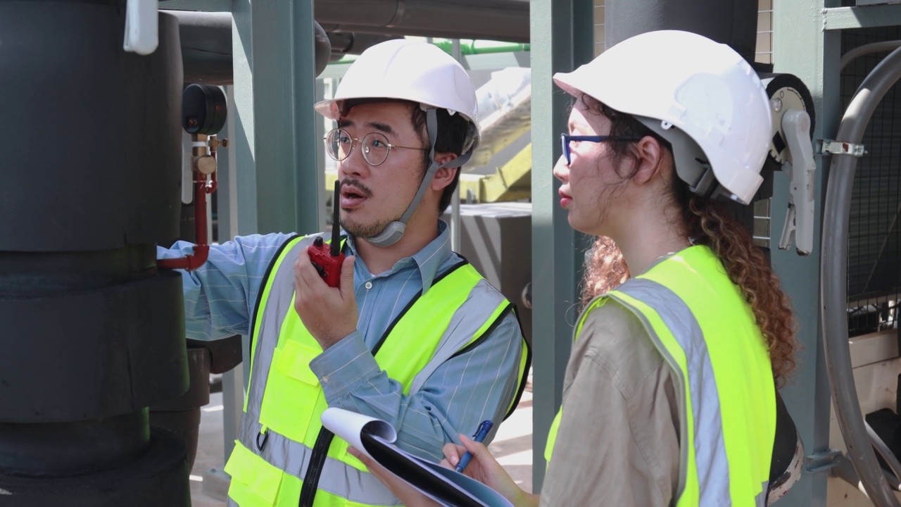 工业冷水风机盘管空调器是大型工业建筑水冷却塔空冷器暖通空调系统中控制空气系统的一种视频素材