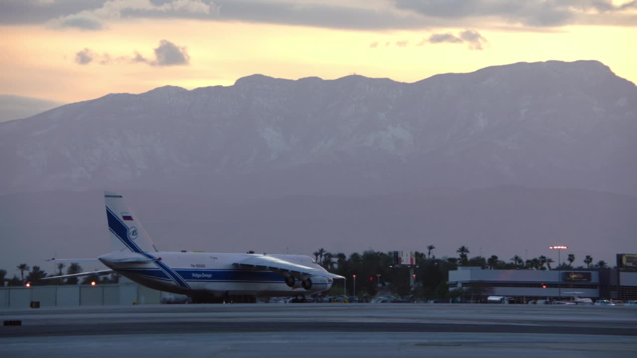 MS PAN TS volga - dinpr Antonov An-124在LAS / LAS Vegas, Nevada滑行视频素材