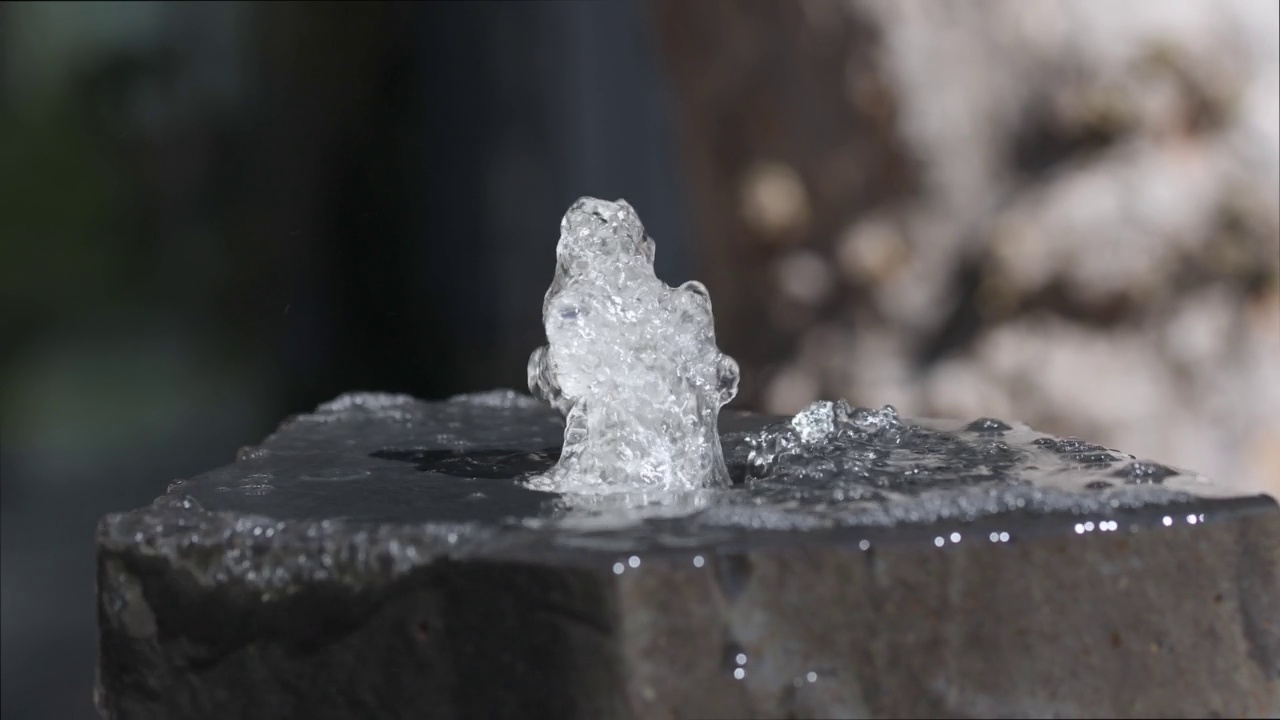 装饰花园的瀑布喷泉，水晶泡泡流潺潺滴落视频素材