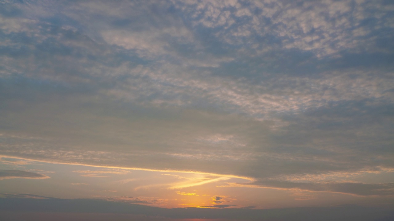 自然视频时间推移视频。多彩的惊人的日落场景，金色的天空到红色的天空，白天到晚上与移动的云背景在自然和旅行的概念视频素材