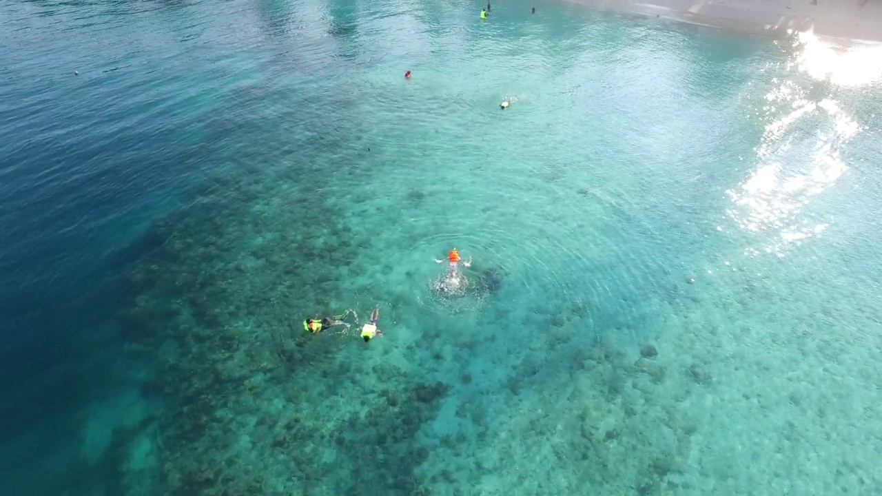 美丽清澈的海水和白色的海滩视频素材