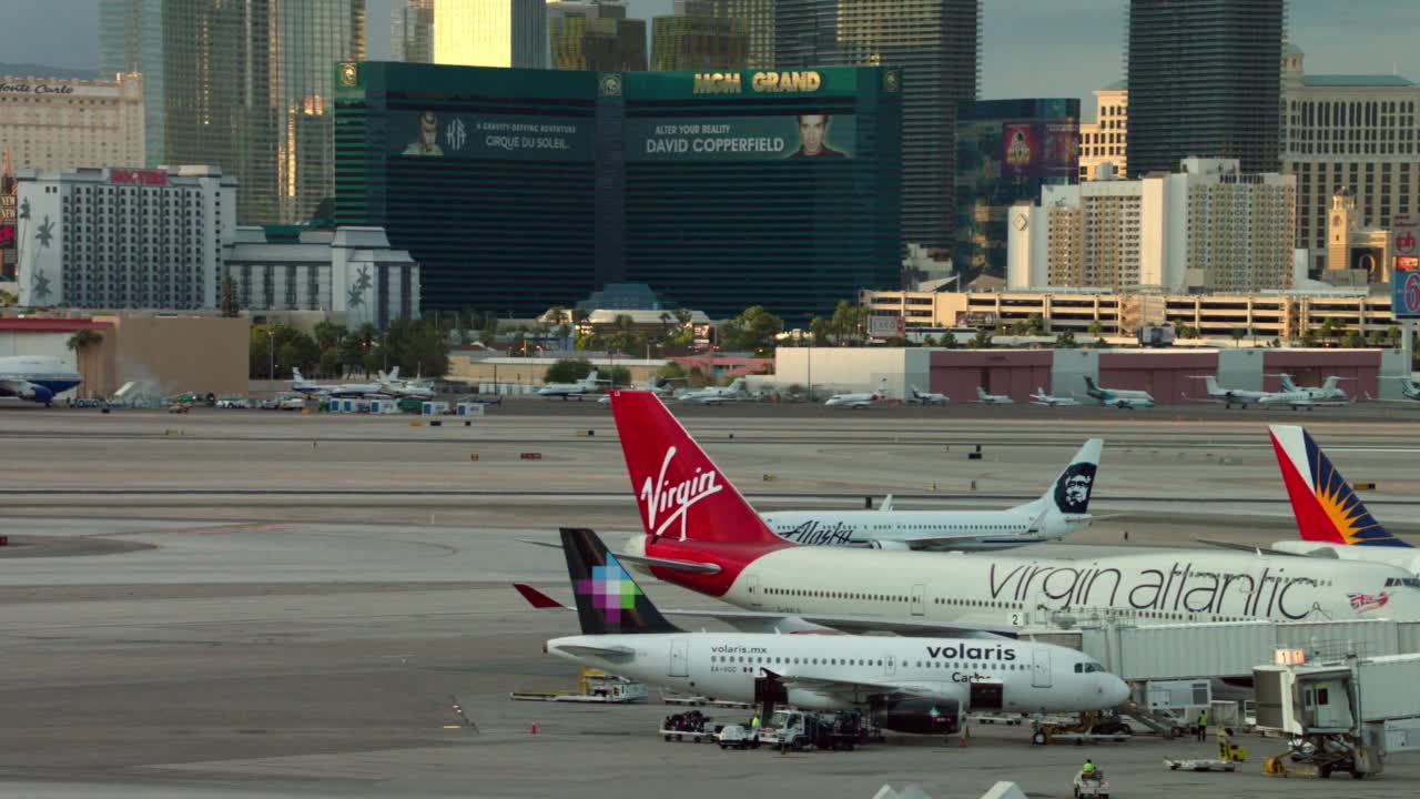 阿拉斯加航空公司波音737飞机正在内华达州拉斯维加斯滑行视频素材