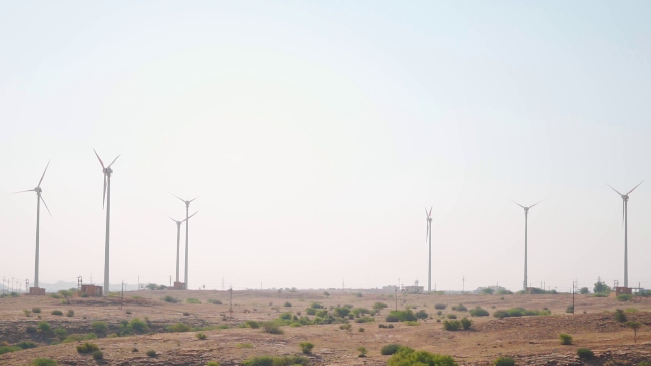 在一个风电场的风车，从Bada Bagh在Jaisalmer在拉贾斯坦邦，印度。为可持续发展提供清洁可再生能源的风力涡轮机。使用清洁能源的理念。视频素材