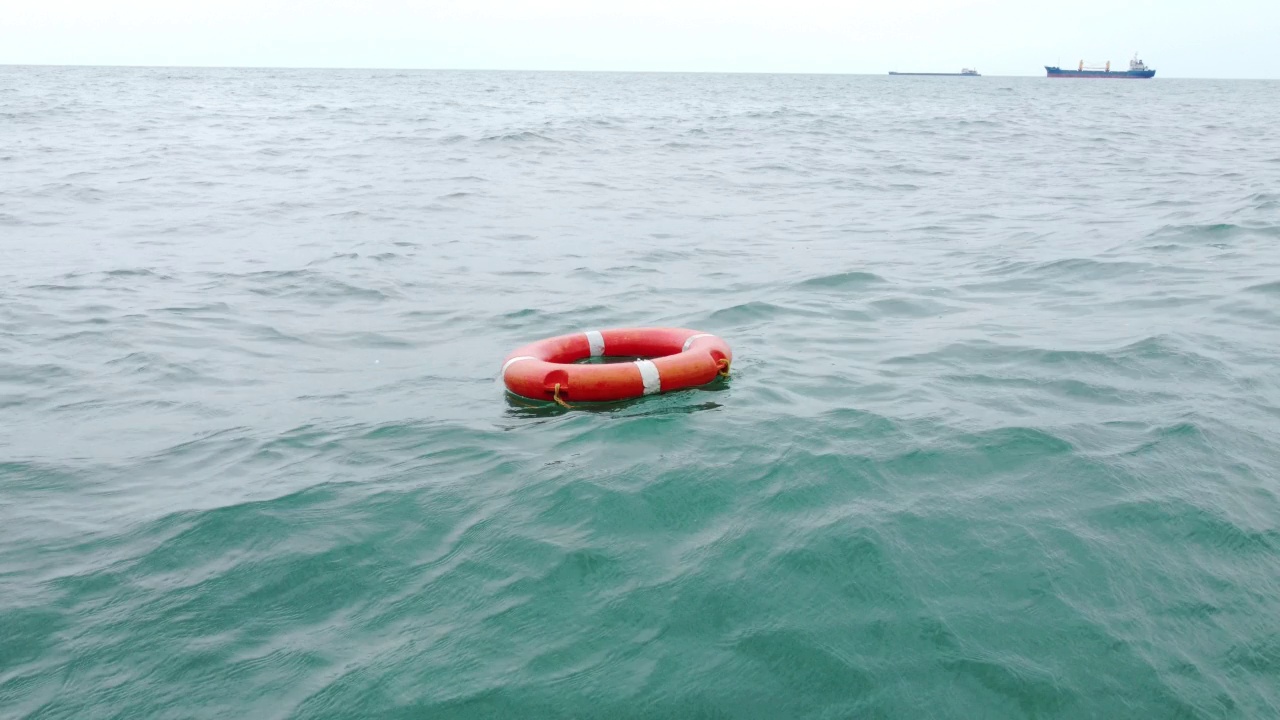 海上救生圈的俯视图。生命的光环漂浮在大海上。视频素材